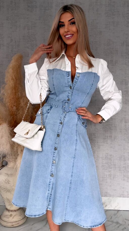 Elastyczna sukienka jeansowa MIDI z modną białą wstawką BLUE JEANS  - R737