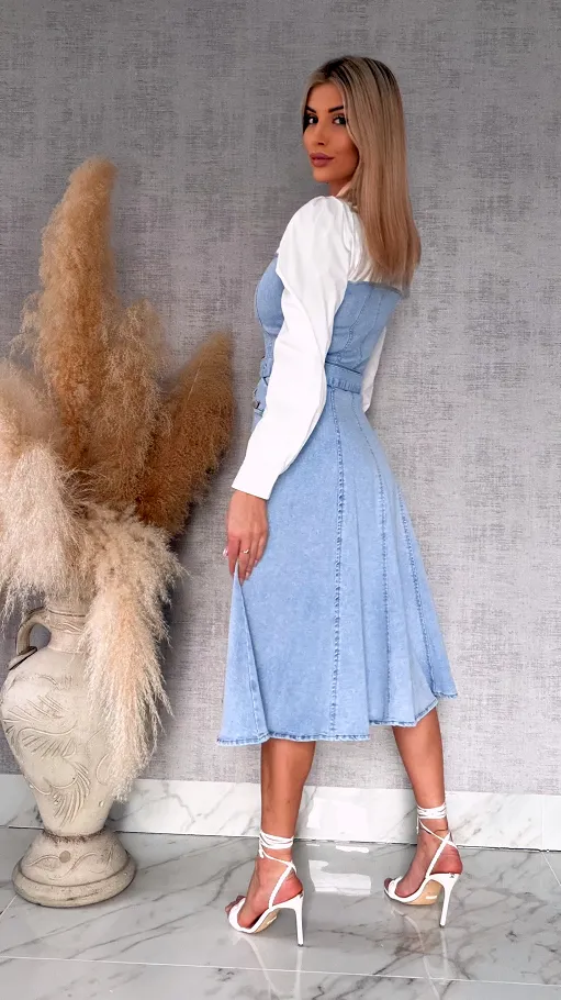 Elastyczna sukienka jeansowa MIDI z modną białą wstawką BLUE JEANS  - R737