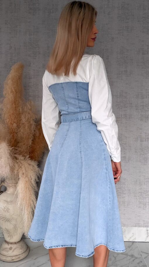 Elastyczna sukienka jeansowa MIDI z modną białą wstawką BLUE JEANS  - R737