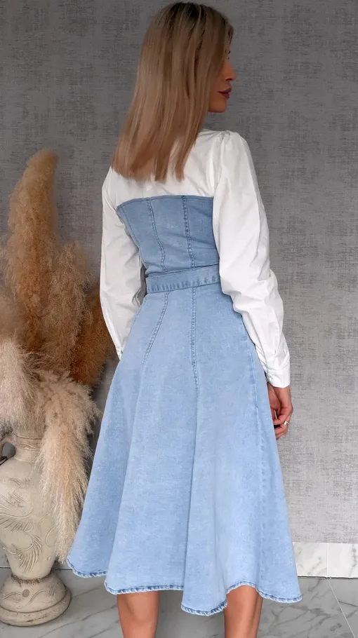 Elastyczna sukienka jeansowa MIDI z modną białą wstawką BLUE JEANS  - R737