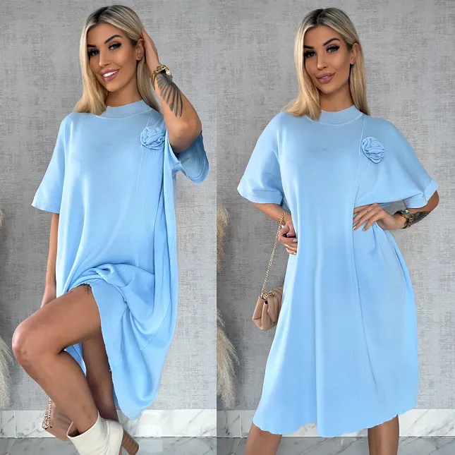 Luźna dzianinowa sukienka oversize z różą BLUE wiskoza - R443