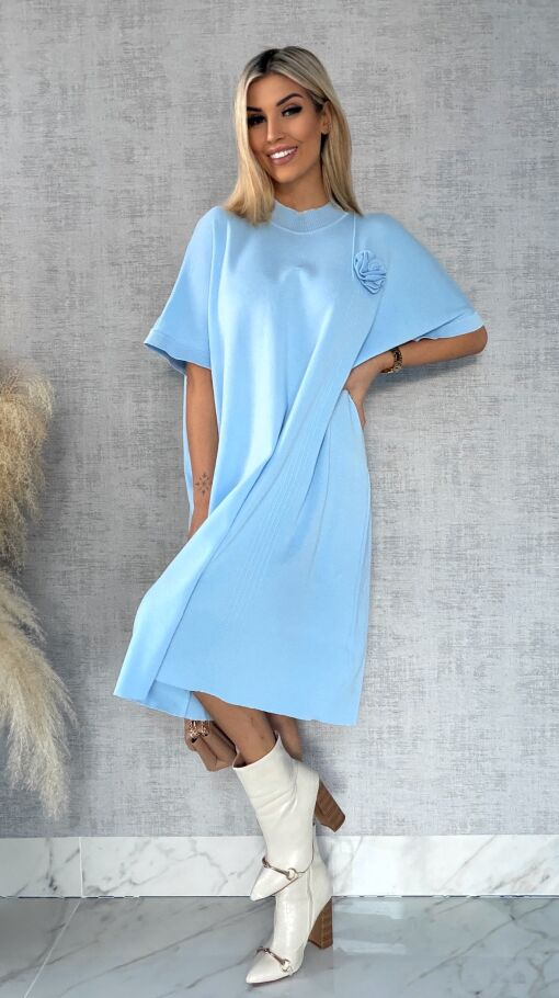 Luźna dzianinowa sukienka oversize z różą BLUE wiskoza - R443