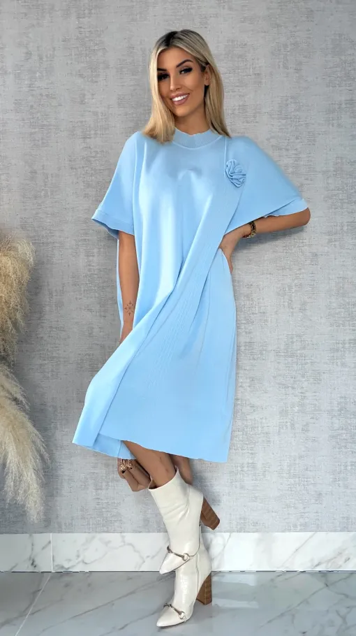 Luźna dzianinowa sukienka oversize z różą BLUE wiskoza - R443