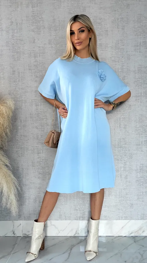 Luźna dzianinowa sukienka oversize z różą BLUE wiskoza - R443