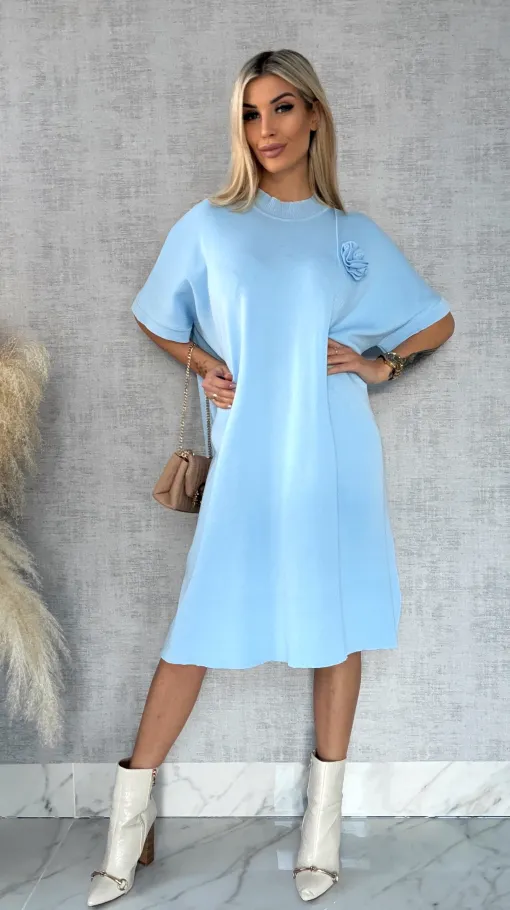 Luźna dzianinowa sukienka oversize z różą BLUE wiskoza - R443