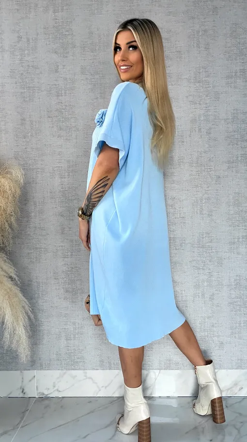 Luźna dzianinowa sukienka oversize z różą BLUE wiskoza - R443