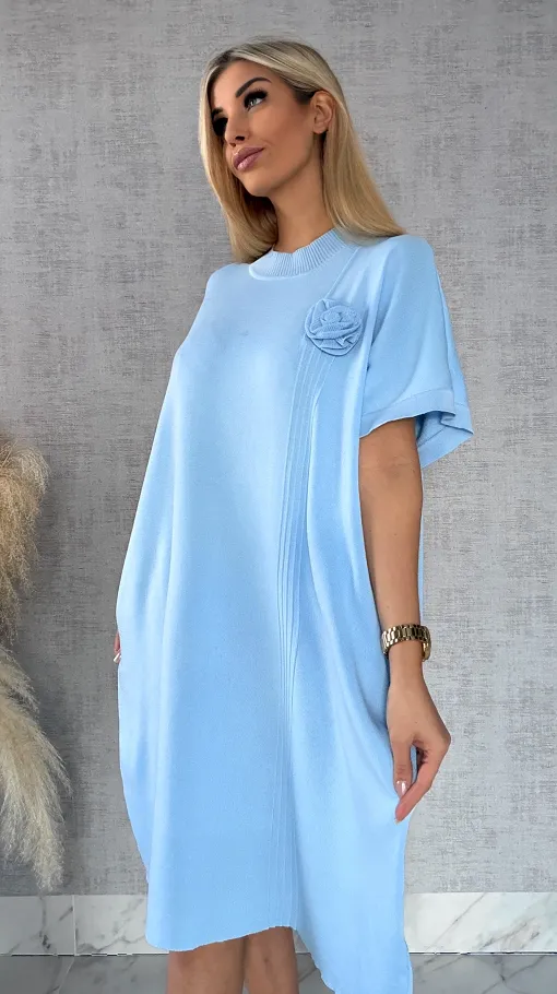 Luźna dzianinowa sukienka oversize z różą BLUE wiskoza - R443