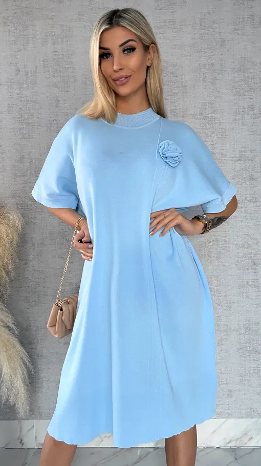 Luźna dzianinowa sukienka oversize z różą BLUE wiskoza - R443