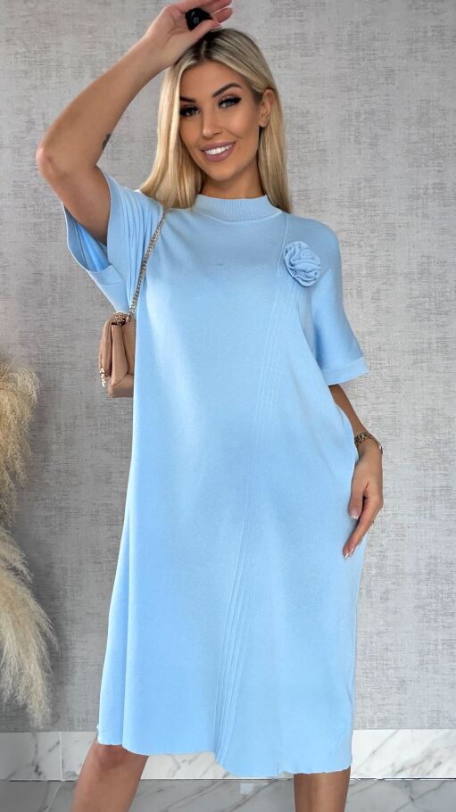 Luźna dzianinowa sukienka oversize z różą BLUE wiskoza - R443