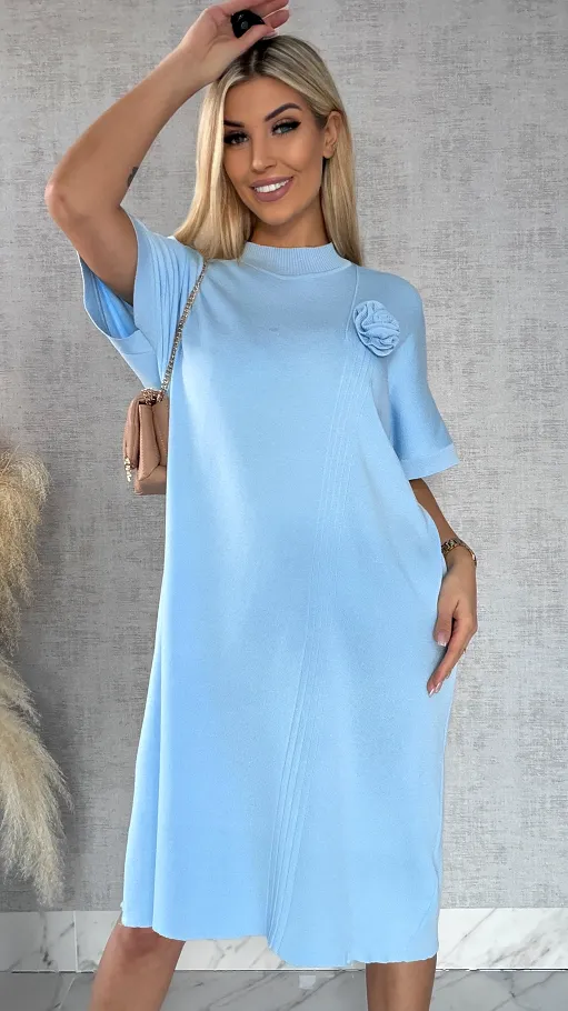 Luźna dzianinowa sukienka oversize z różą BLUE wiskoza - R443