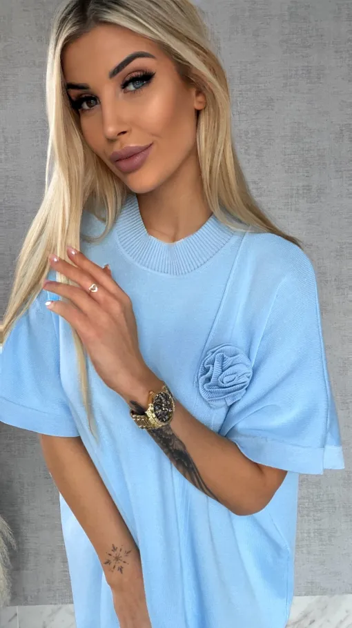 Luźna dzianinowa sukienka oversize z różą BLUE wiskoza - R443
