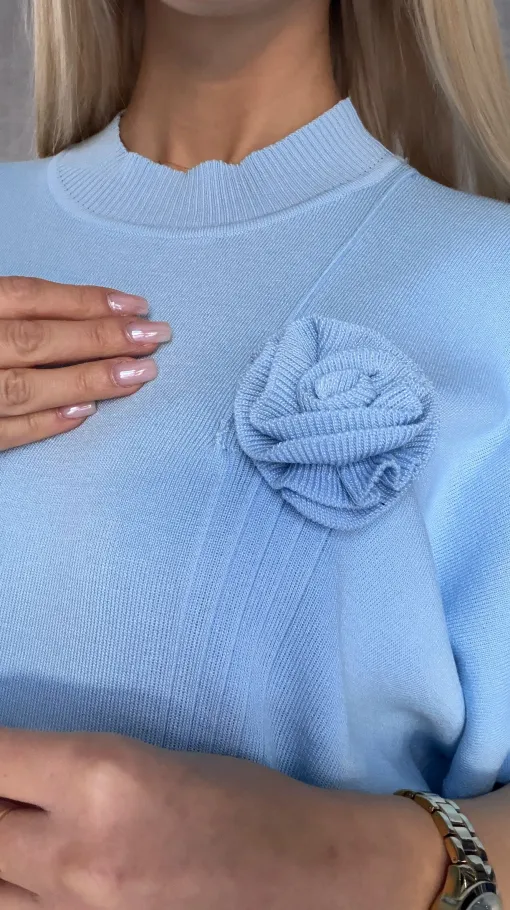 Luźna dzianinowa sukienka oversize z różą BLUE wiskoza - R443