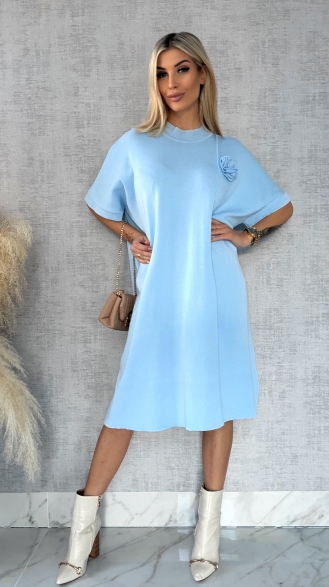 Luźna dzianinowa sukienka oversize z różą BLUE wiskoza - R443