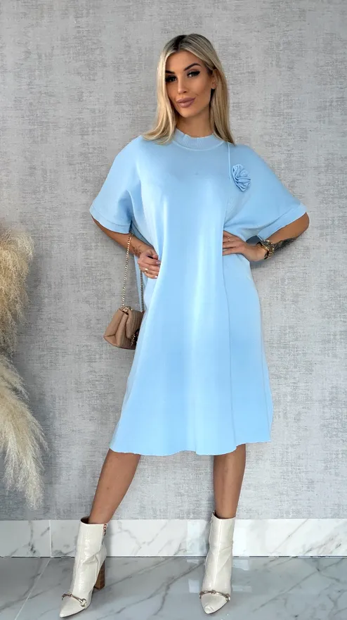 Luźna dzianinowa sukienka oversize z różą BLUE wiskoza - R443