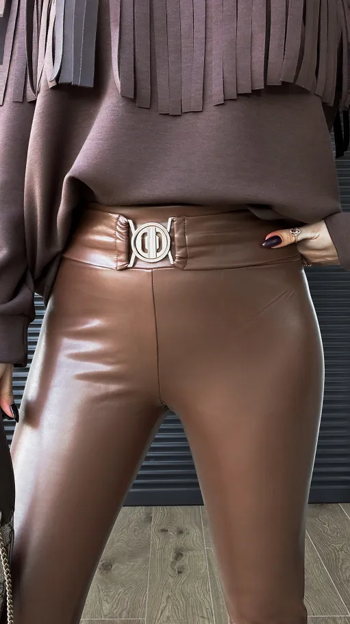 Elastyczne spodnie z eko skóry z ozdobnym pasem TOFFI - R262A