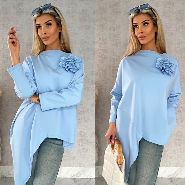 Asymetryczna pastelowa bluzka z broszką ONE SIZE niebieska - R448A