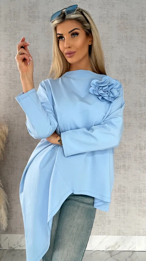 Asymetryczna pastelowa bluzka z broszką ONE SIZE niebieska - R448A