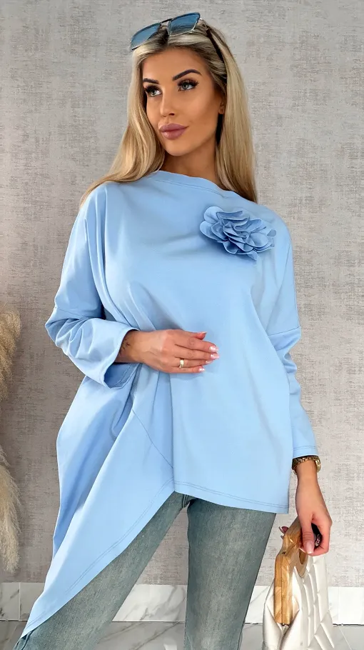 Asymetryczna pastelowa bluzka z broszką ONE SIZE niebieska - R448A