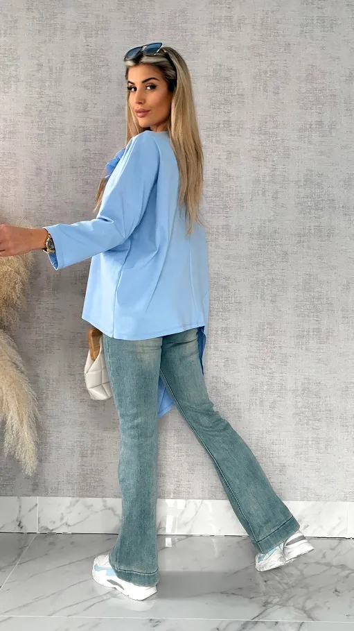 Asymetryczna pastelowa bluzka z broszką ONE SIZE niebieska - R448A
