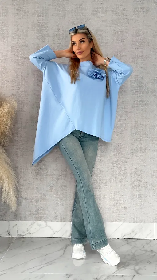 Asymetryczna pastelowa bluzka z broszką ONE SIZE niebieska - R448A