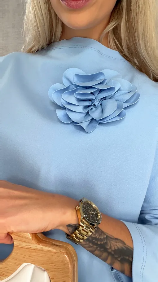 Asymetryczna pastelowa bluzka z broszką ONE SIZE niebieska - R448A