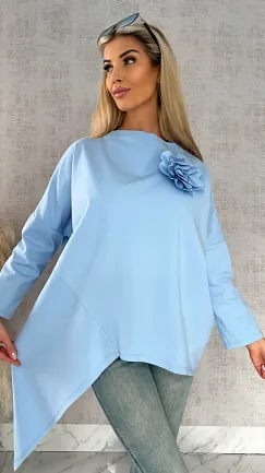 Asymetryczna pastelowa bluzka z broszką ONE SIZE niebieska - R448A