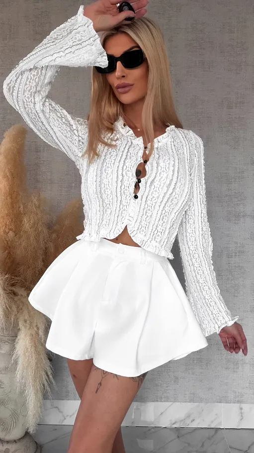 Świetna biała bluzka na wiosnę zapinana na guziki - R711