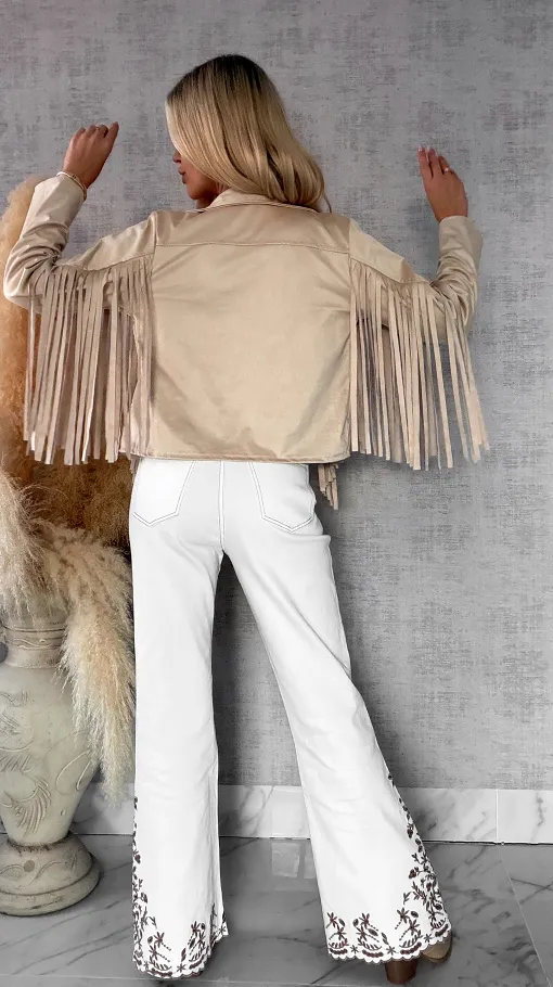 Zamszowa kurtka na wiosnę z frędzlami ONE SIZE jasno beżowa - R559