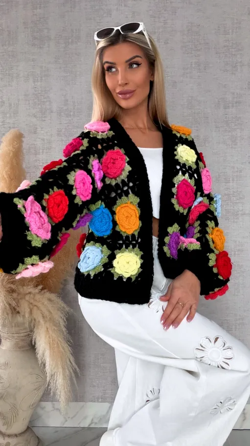 Wiosenny czarny KARDIGAN szydełkowy w kolorowe kwiaty 3D - R734