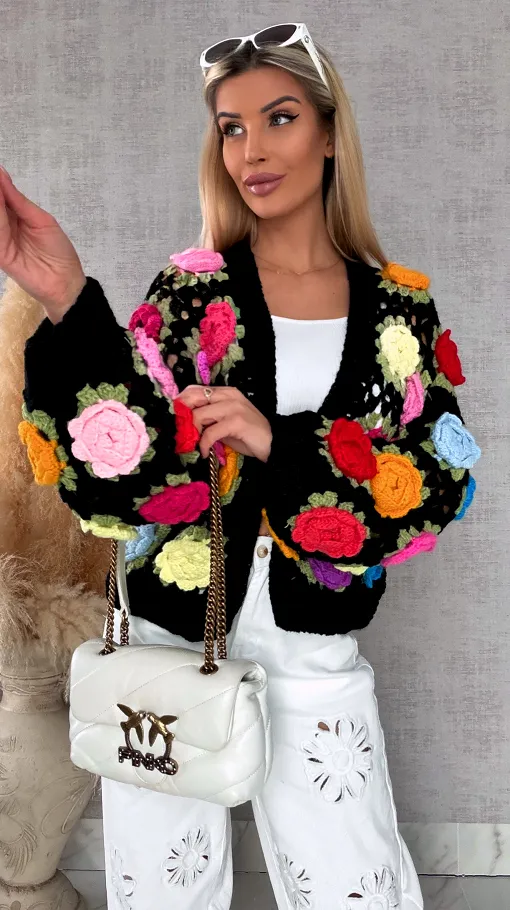 Wiosenny czarny KARDIGAN szydełkowy w kolorowe kwiaty 3D - R734