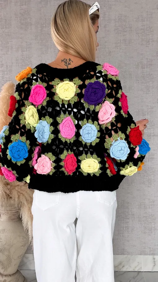 Wiosenny czarny KARDIGAN szydełkowy w kolorowe kwiaty 3D - R734