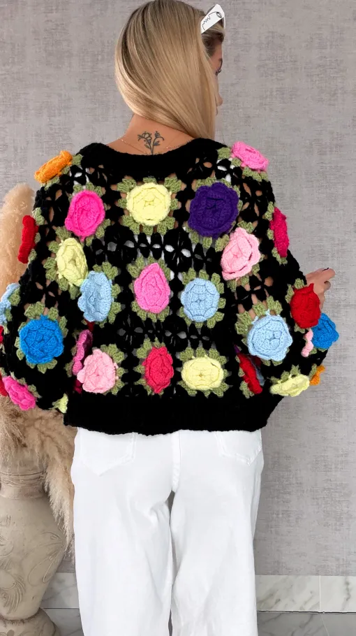 Wiosenny czarny KARDIGAN szydełkowy w kolorowe kwiaty 3D - R734