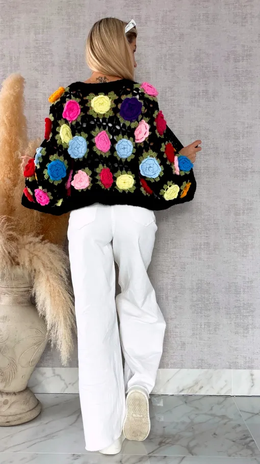 Wiosenny czarny KARDIGAN szydełkowy w kolorowe kwiaty 3D - R734