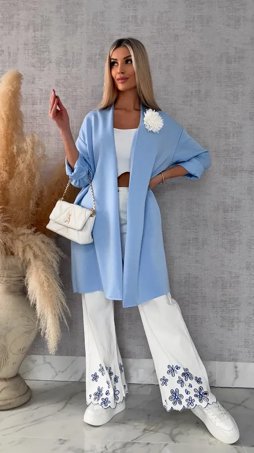 Elegancka narzutka z kwiatem ONE SIZE niebieska - R555A