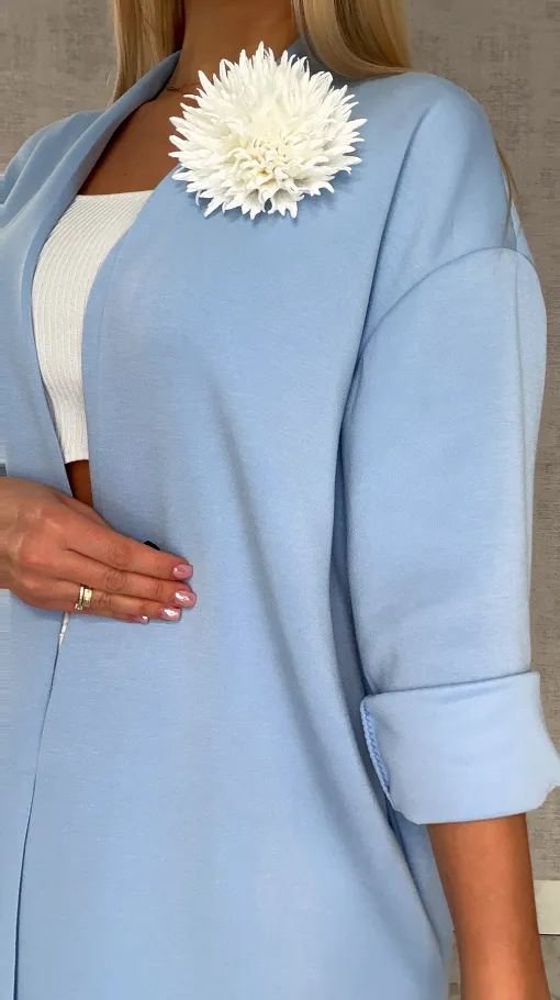 Elegancka narzutka z kwiatem ONE SIZE niebieska - R555A