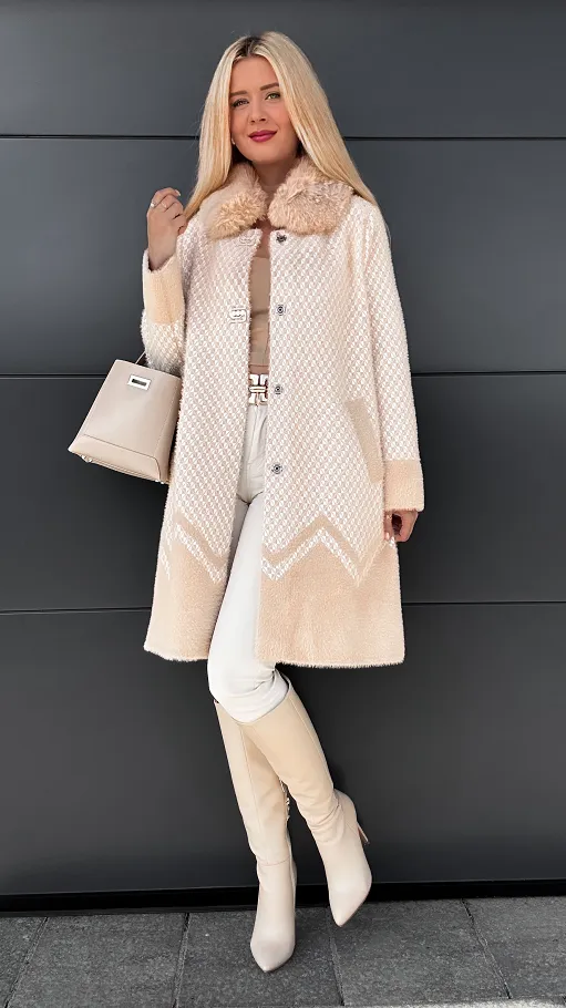 Elegancki beżowy płaszcz wełniany ALPAKA z odpinanym futerkiem ONE SIZE - R040