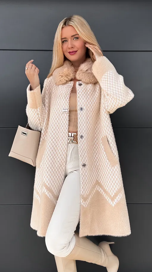 Elegancki beżowy płaszcz wełniany ALPAKA z odpinanym futerkiem ONE SIZE - R040