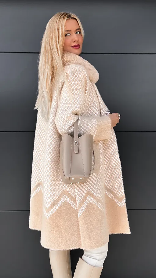 Elegancki beżowy płaszcz wełniany ALPAKA z odpinanym futerkiem ONE SIZE - R040