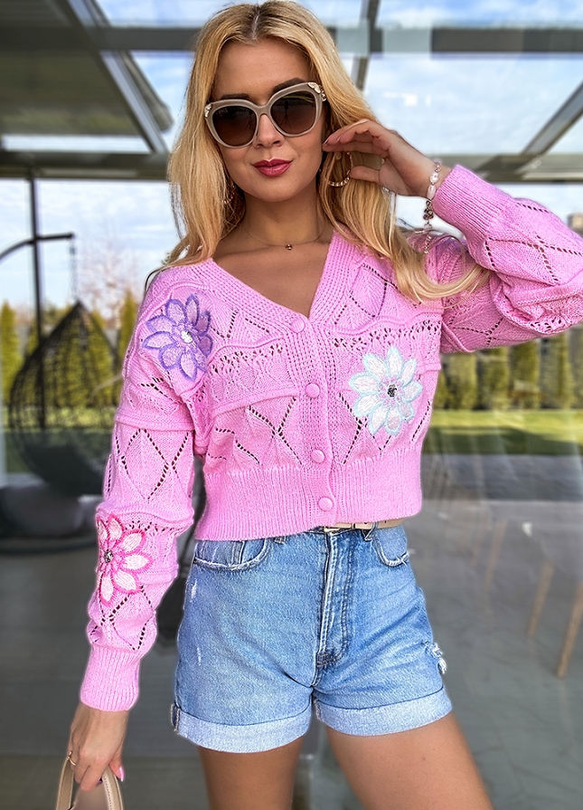 Ekskluzywny różowy sweter z haftowanymi kwiatami z WISKOZY - M778