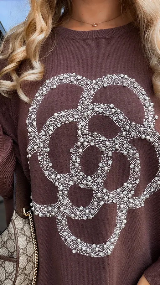 Elegancki dzianinowy sweter z dużą kamelią CZEKOLADOWY - R182A