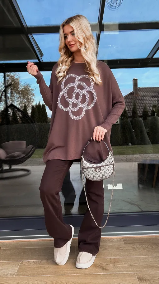 Elegancki dzianinowy sweter z dużą kamelią CZEKOLADOWY - R182A