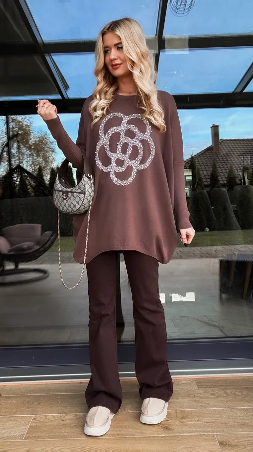 Elegancki dzianinowy sweter z dużą kamelią CZEKOLADOWY - R182A