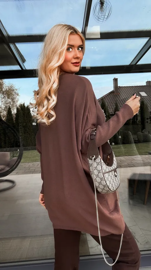 Elegancki dzianinowy sweter z dużą kamelią CZEKOLADOWY - R182A