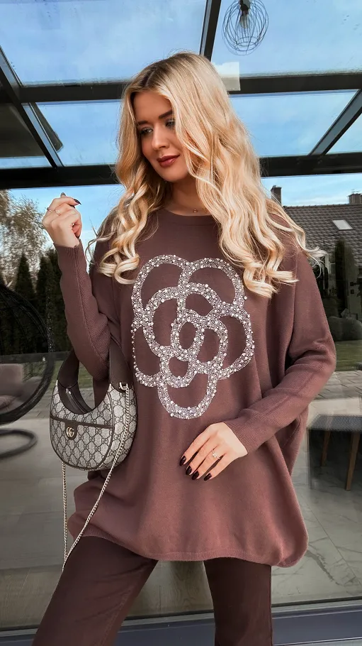 Elegancki dzianinowy sweter z dużą kamelią CZEKOLADOWY - R182A