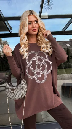 Elegancki dzianinowy sweter z dużą kamelią CZEKOLADOWY - R182A