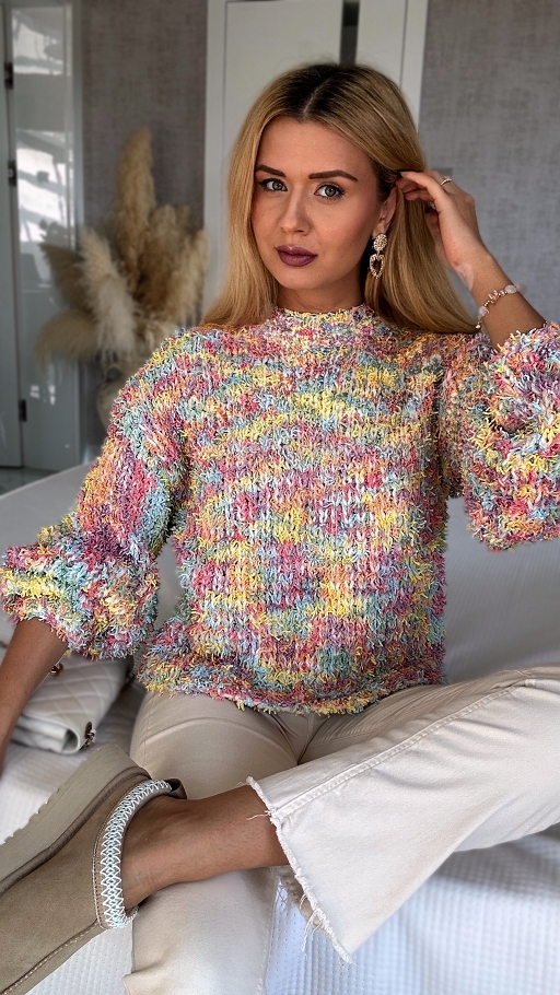 Gruby sweter w kolorowe mini frędzelki - N648