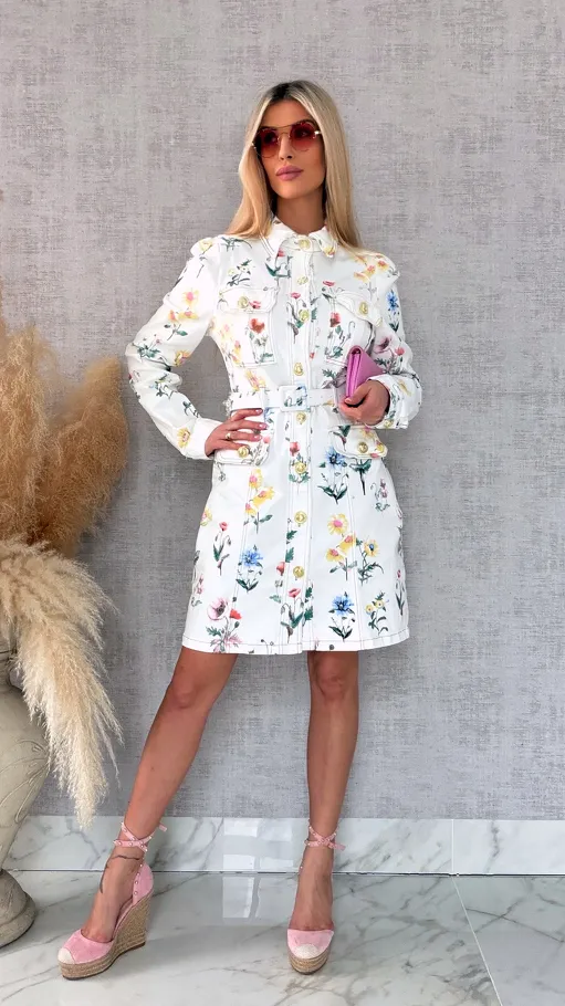 Elastyczna jeansowa sukienka w kwiaty WHITE JEANS - R743