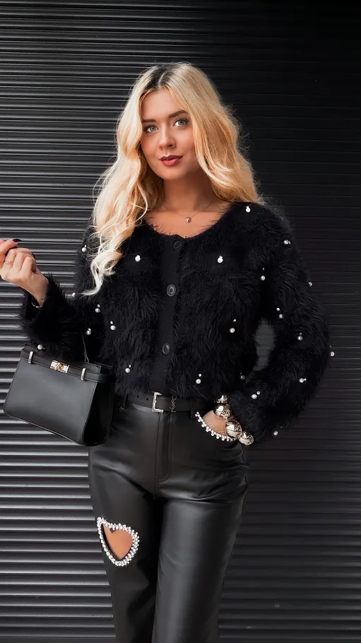 Czarny włochaty sweter na guziki FLUFFY one size - R339A