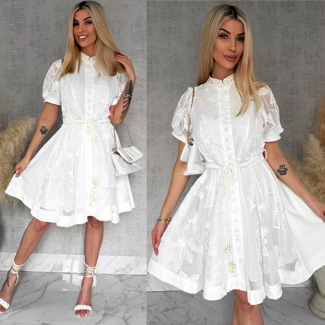 Oryginalna biała sukienka z gipiury zapinana na guziki z wiązanym paskiem - R860