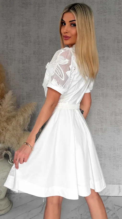 Oryginalna biała sukienka z gipiury zapinana na guziki z wiązanym paskiem - R860